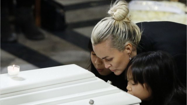 FEMME ACTUELLE - Mort de Johnny Hallyday : la requête surprenante de Laeticia Hallyday à leurs amis devant sa dépouille