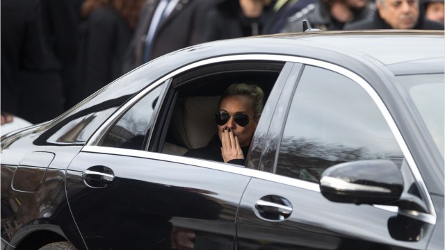 FEMME ACTUELLE - Laeticia Hallyday affublée d'un surnom peu flatteur par des fans de Johnny