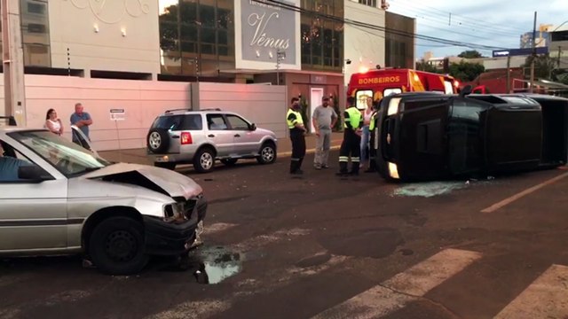 S10 tomba após colisão contra Verona no Centro de Cascavel; Corpo de Bombeiros foi mobilizado