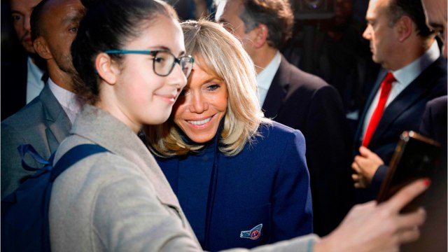 FEMME ACTUELLE - Les images hallucinantes de Brigitte Macron accueillie en superstar par des collégiens