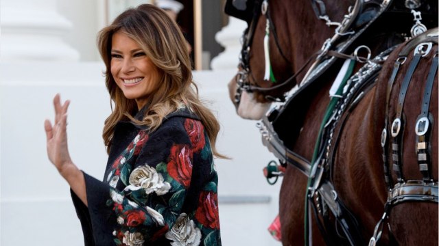 FEMME ACTUELEL - Melania Trump : quand elle ose les cuissardes assorties à son trench en daim !