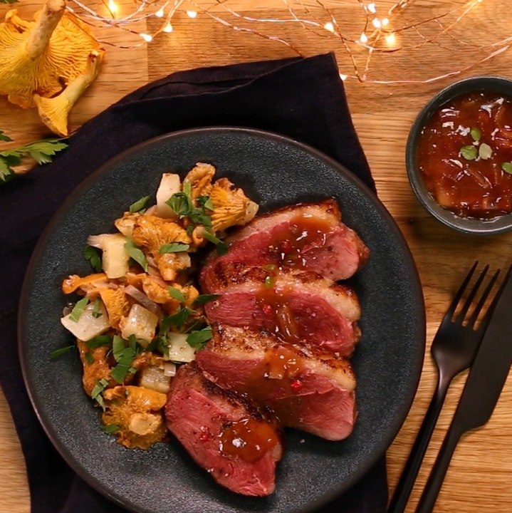 CUISINE ACTUELLE - Magret de canard Montfort aux girolles et petits navets