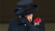 FEMME ACTUELLE - La reine Elizabeth II émue aux larmes lors de l'hommage aux morts de la Grande Guerre
