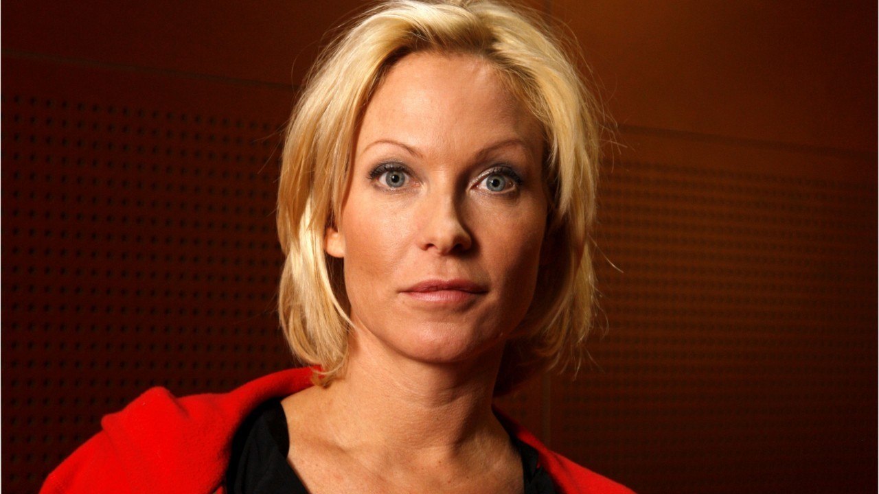 FEMME ACTUELLE - Rebecca Hampton : santiags et short ras-les-fesses, la star de Plus Belle La Vie ose un look improbable !