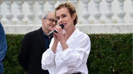 FEMME ACTUELLE - Sandrine Bonnaire victime de violences conjugales : cet "amour toxique" qui lui a porté des coups