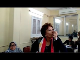 لبلبة تُقبل ورقة الاستفتاء:صحيت بدري كأني رايحة أتكرم