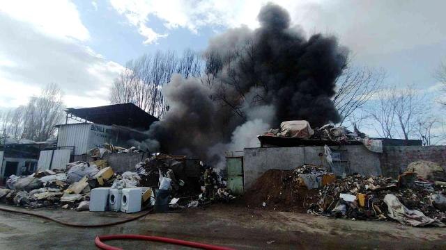 Bursa'da hurda deposu alev aldı, dumanlar gökyüzünü kapladı