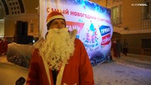 Russia: la corsa di Babbo Natale e il tuffo nel lago ghiacciato