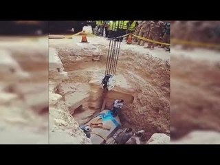 لحظة رفع غطاء تابوت الإسكندرية بالونش قبل نقله