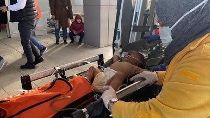 Böyle sorumsuzluk olmaz!  Afganistanlı bebeği, çıkan yangında kapıyı kıran komşusu kurtardı