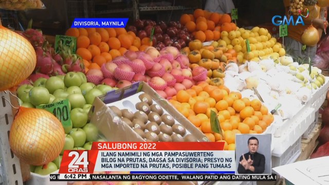 Ilang namimili ng mga pampasuwerteng bilog na prutas, dagsa sa Divisoria; Presyo ng mga imported na prutas, posible pang tumaas | 24 Oras