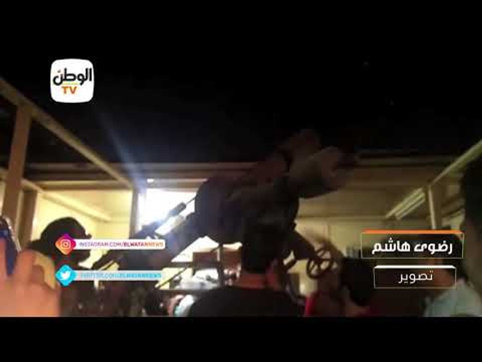 مواطنون يتابعون خسوف القمر بالتليسكوب من أمام مسجد مصطفى محمود