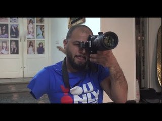 معاذ مصور بيد واحدة.. الإرادة تصنع المستحيل