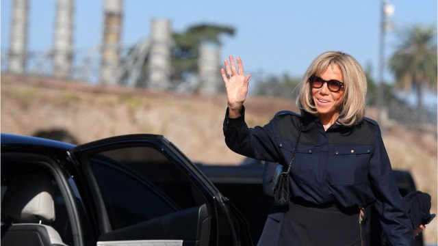 FEMME ACTUELLE - Brigitte Macron à la pointe de la mode : sa mère était très stricte avec ses choix vestimentaires