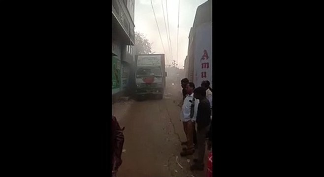 ट्रक में आग लगने पर चालक ने भागने की कोशिश की, करंट की चपेट में आने पर लोगों के सामने तड़पकर तोड़ा दम
