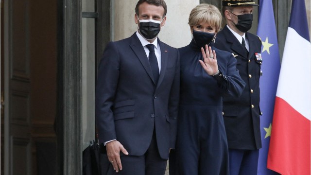 FEMME ACTUELLE - Emmanuel et Brigitte Macron : ce rituel qu'elle lui impose après chaque passage télé