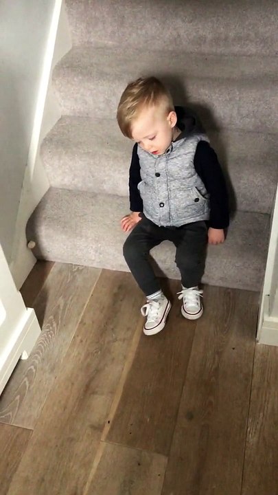 Hilarant : quand ton fils s'endort sur les escaliers