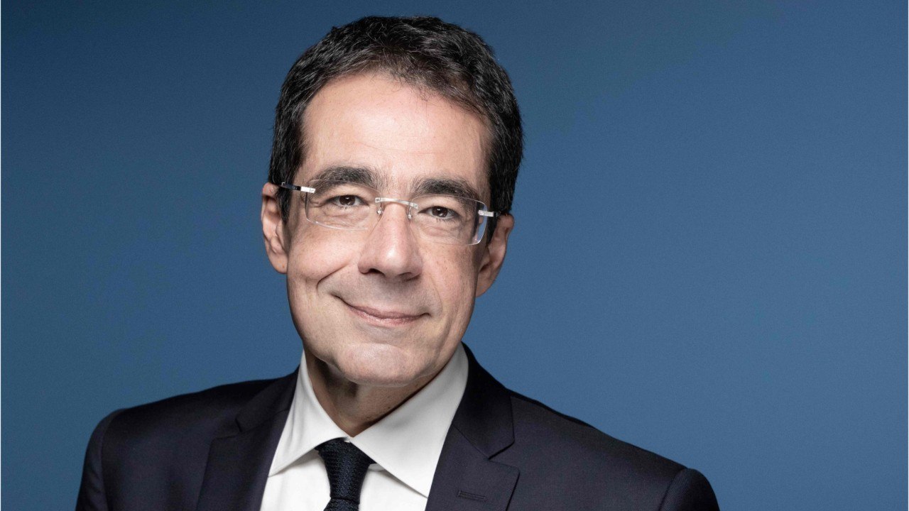 FEMME ACTUELLE - Darius Rochebin : après avoir été accusé de harcèlement sexuel, le journaliste prend une décision étonnante