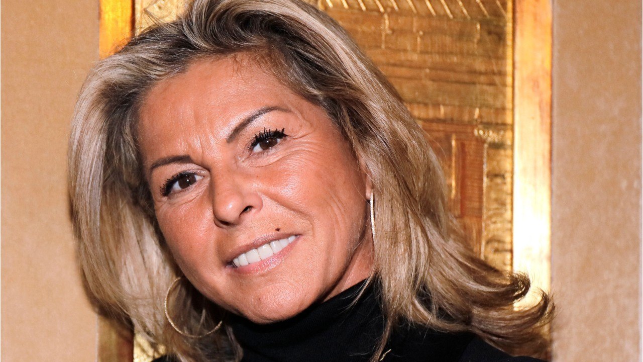 FEMME ACTUELLE - Caroline Margeridon : ses rares confidences sur la liaison de sa mère avec Johnny Hallyday