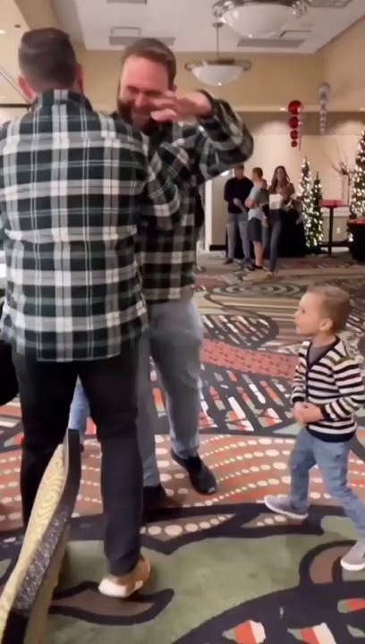 Elles piègent leurs maris pour qu'ils s'habillent avec la même chemise au repas de Noël !