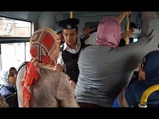 6 سيدات يحاولن سرقة سلسلة ذهبية من راكبة في أوتوبيس نقل عام