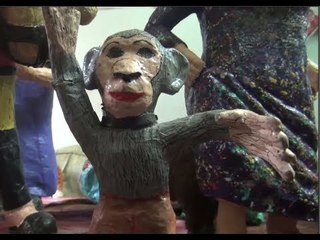 توفيق عباس..نحات يحول ورق الجرائد لتحف فنية