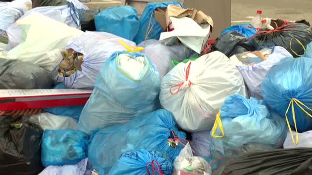 La basura se acumula en Girona por la huelga de limpiadores de Salt
