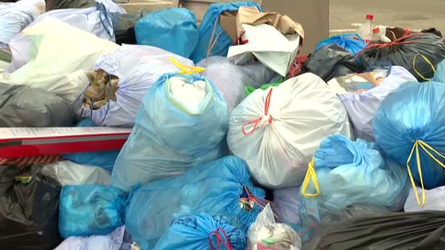 La basura se acumula en Girona por la huelga de limpiadores de Salt