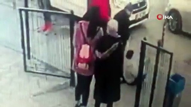 Böyle baba olmaz olsun! Engelli çocuğunu sokak ortasında böyle tekmeledi