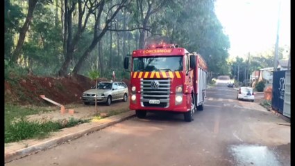 Bombeiros combatem incêndio em vegetação no Santa Felicidade