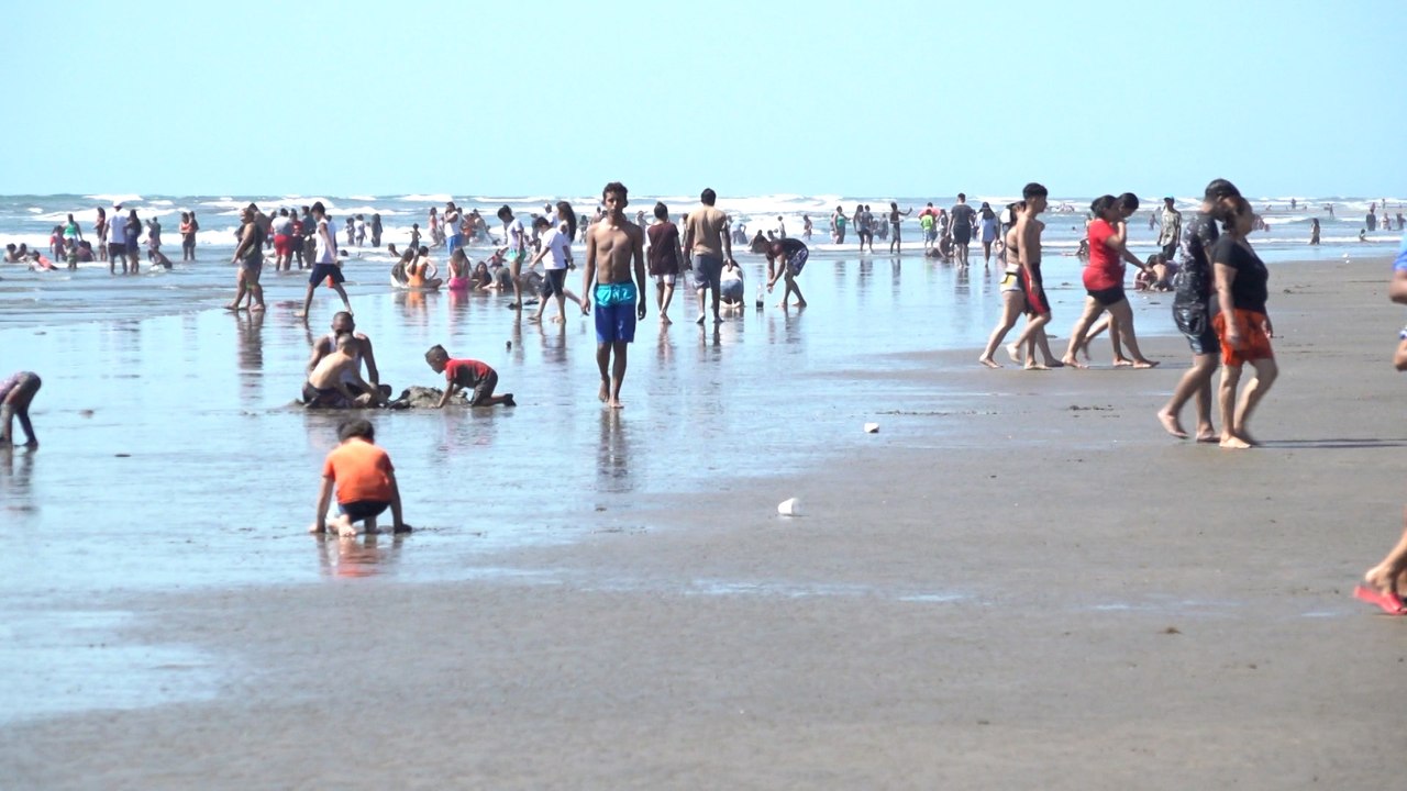 Familias aprovechan vacaciones de fin de año para darse un chapuzón en Pochomil y Masachapa