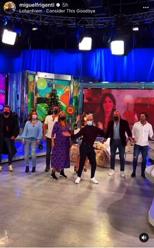 David Valldeperas y sus colaboradores de 'Sálvame' lo dan todo en un divertido baile detrás de cámaras. IG