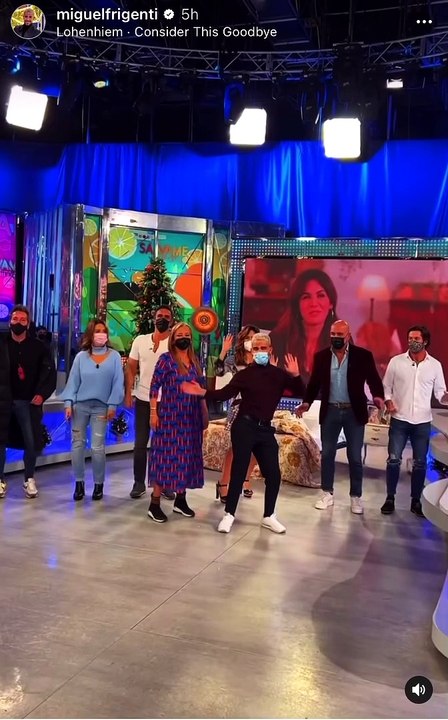 David Valldeperas y sus colaboradores de 'Sálvame' lo dan todo en un divertido baile detrás de cámaras. IG