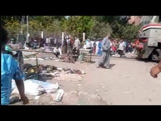 سوق على قضبان السكة الحديد في إمبابة