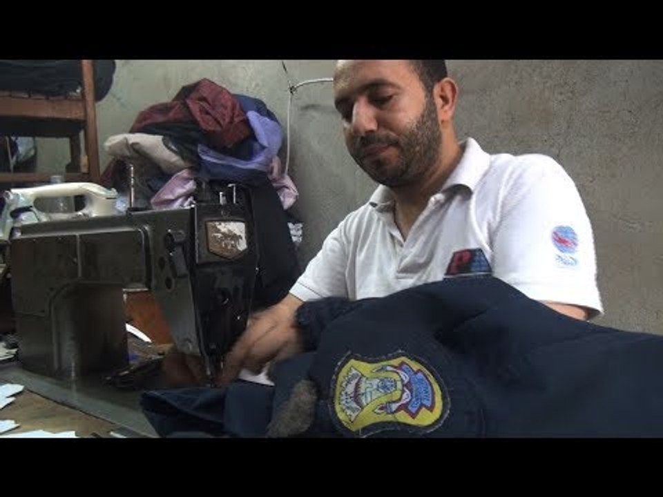لمحاربة الغلاء.. ترزي يفصل لبس المدارس ب٦٠ جنيها"