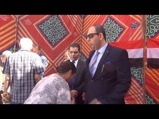 سيدة تحاول تقبيل يد المدير التنفيذي  لـ حماية المستهلك والمسؤول يرفض