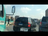 انقلاب سيارة تفاح يتسبب في تعطل حركة المرور على الطريق الدائري