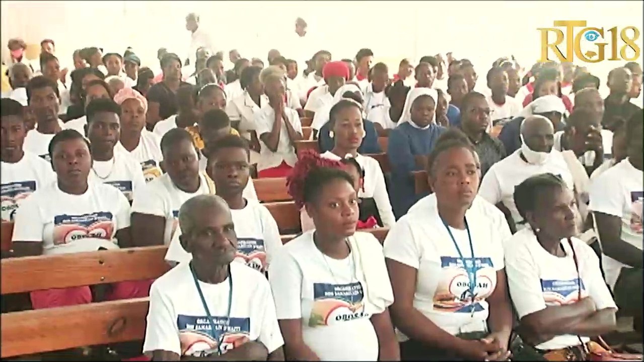 Evèk Hinche lan Mgr. Jean Desinor preche lapè ak tèt ansanm nan mitan popilasyon ayisyèn lan.