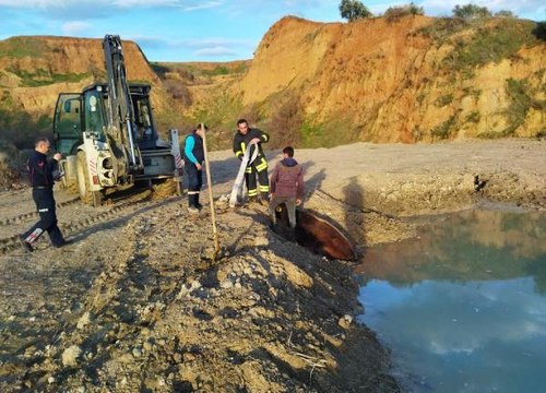 Düveyi kurtarmaya giden AKS 110 ekibi de çamura saplandı