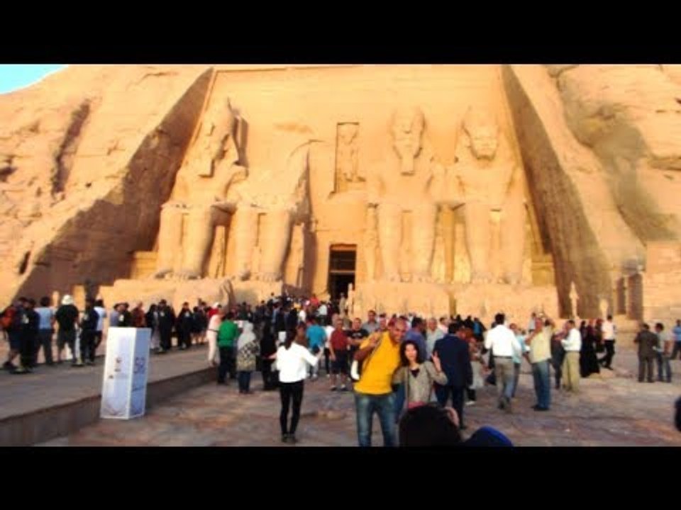 محافظ أسوان و 3 وزراء و3 ألاف سائح يشهدوا تعامد...