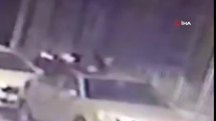 Metrelerce yüksekten park halindeki arabanın üzerine böyle düştü