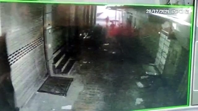तबेले में तीन दुकानों के ताले तोड़ साढ़े चार लाख से ज्यादा की नगदी व चांदी के सिक्के चोरी