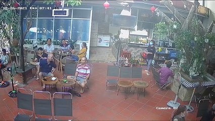 Clip: Cây trong quán cà phê bật gốc đổ sập, khách may mắn thoát nạn