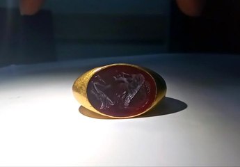 Çorum'da topraktan çıkarıp sır gibi saklamış! Defineciyi yakalayan jandarma, tarihi yüzüğü ele geçirdi