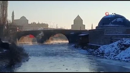 Eksi 21 dereceyi gören Kars'ta çamaşırlar dondu