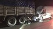 Gece vakti korkunç kaza! Önündeki kamyona çarpan minibüs sürücüsü feci şekilde can verdi