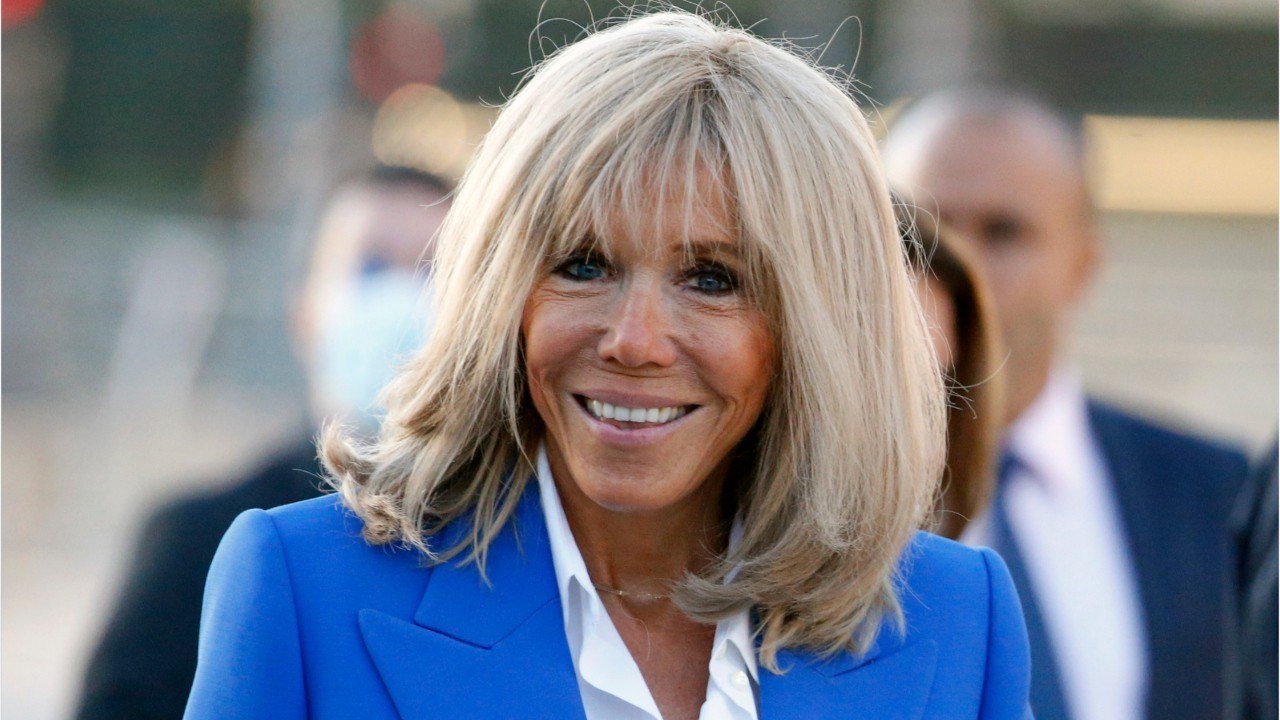 FEMME ACTUELLE - Emmanuel Macron presque démasqué par Julie Gayet : cette anecdote qui a rendu Brigitte "hilare"