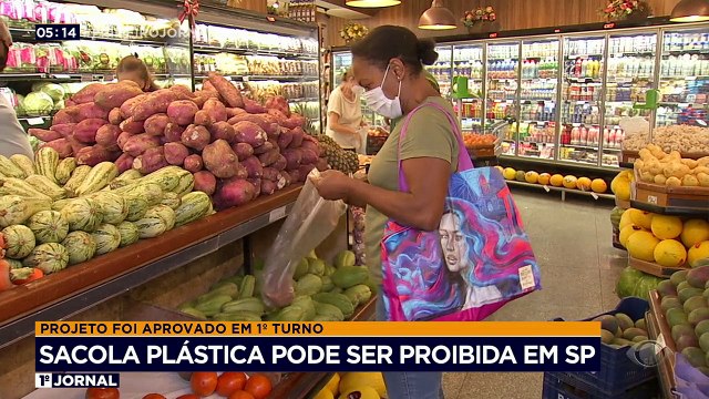 Em São Paulo, a Câmara Municipal aprovou em primeiro turno um projeto de lei que proíbe de vez o uso de sacolas plásticas em estabelecimentos comerciais, inclusive aquelas vendidas em mercados. A proposta tem gerado polêmica.