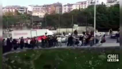 İki aile birbirine saldırdı... Cadde savaş alanına döndü