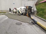 Virajı alamayan beton mikseri devrildi, içerisindeki sıvı beton yola döküldü